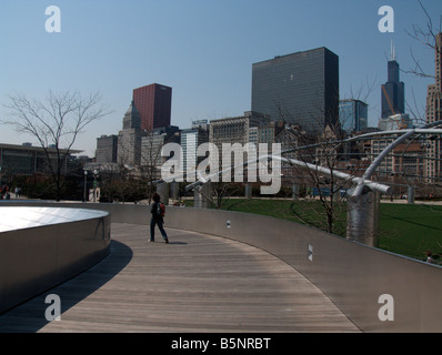 Grattacieli in loop, come si vede dal ponte di BP. Il Millennium Park. Chicago. Illinois. Stati Uniti d'America Foto Stock