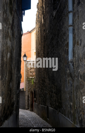 Vicolo stretto con i suoi edifici colorati appena fuori la principale strada turistica a Le Puy en Velay, Francia Foto Stock