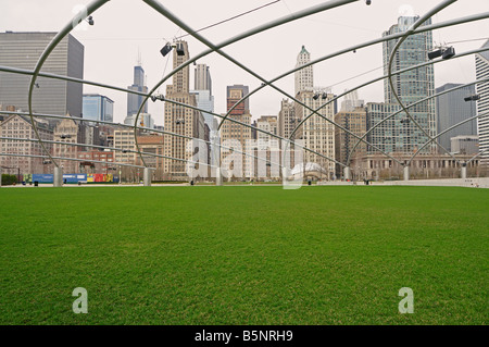 Il Loop come visto da Jay Pritzker Pavilion (da Frank Gehry, terminato nel luglio 2004). Il Millennium Park. Chicago. Illinois. Stati Uniti d'America Foto Stock