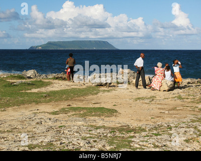 La Desirade isola in background A la Pointe des Chateaux vicino a Saint Francois Guadalupa Antille Francesi punto Castelli Foto Stock