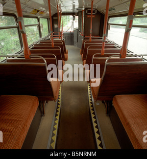 Trasporto del Regno Unito Manchester sedi vuote di un solo uomo il funzionamento single decker bus pubblico Foto Stock