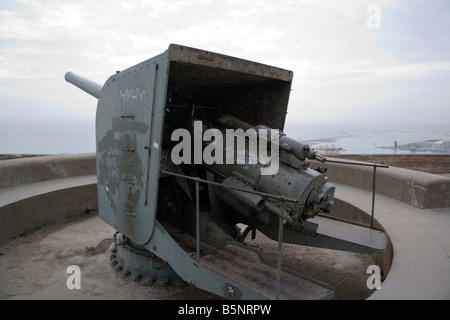 Gun emplacement al Castell de Montjuïc, Barcelona, Spagna guardando verso il mare Foto Stock