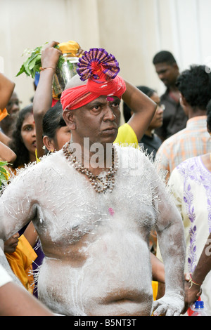 Hindu penitente con molti aghi piercing sul corpo, thaipusam festival, Grotte Batu, Malaysia Foto Stock