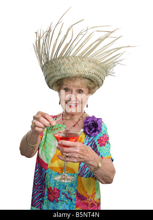 Una bella donna senior vi invita ad unirsi a lei per un cocktail Foto Stock