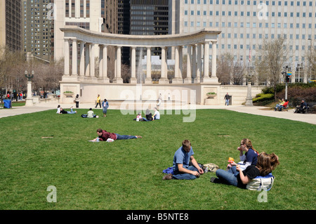 Wrigley Square e il Millennium Park monumento peristilio con stile dorico colonne. Chicago. Illinois. Stati Uniti d'America Foto Stock