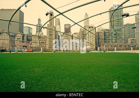 Il Loop come visto da Jay Pritzker Pavilion (da Frank Gehry, terminato nel luglio 2004). Il Millennium Park. Chicago. Illinois. Stati Uniti d'America Foto Stock