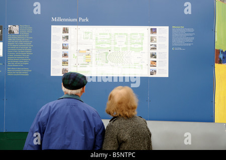 Visitatori giovane guardando una mappa di Millennium Park. Chicago. Illinois. Stati Uniti d'America Foto Stock