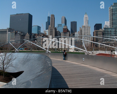 Il Loop come visto da BP (Ponte di Frank Gehry, 2004). Il Millennium Park. Chicago. Illinois. Stati Uniti d'America Foto Stock