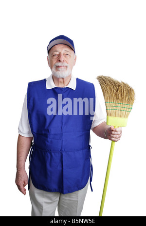 Un senior l uomo incapace di andare in pensione e a lavorare come bidello presso un negozio di sconti in posa con la sua scopa Foto Stock