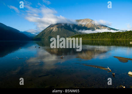 Montare Robert sul Lago Rotoiti. Da San Arnaud, Nelson Lakes National Park, Isola del Sud, Nuova Zelanda Foto Stock