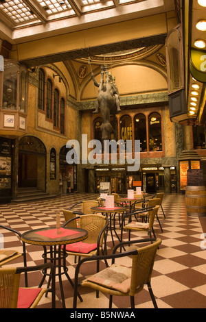 INDOOR CAFE PASSAGGIO DI LUCERNA CENTRO COMMERCIALE DI PRAGA REPUBBLICA CECA Foto Stock