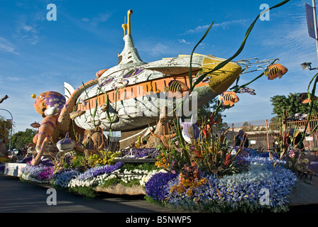 Lunga spiaggia ca, Rose Parade Float, decorate fiori misti,"Passaporto per il pacifico," , sommergibile Foto Stock