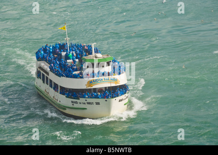 Le cameriere della nebbia crociera in barca con i turisti in blu impermeabili le cascate del Niagara sul fiume Niagara Ontario Canada Foto Stock