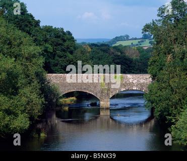 Acquedotto di Brynich che porta il Monboccuthshire e il canale di Brecon sul fiume Usk vicino a Brecon, Powys, Galles del Sud Foto Stock
