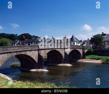 Ponte sul Fiume Usk nella città di Usk in Monmounthshire, nel Galles del Sud. Foto Stock