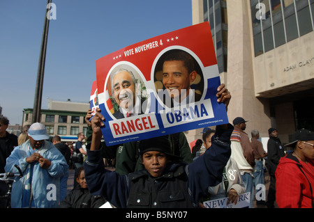 Centinaia di sostenitori rally nella parte anteriore del Harlem membro Edificio per uffici a New York per Barack Obama Foto Stock