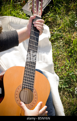 Ritratto di una giovane donna spagnola suonare la sua chitarra acustica. Foto Stock