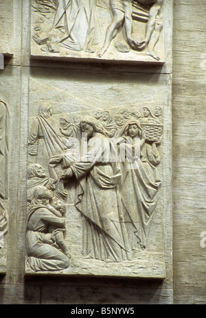 Bassorilievo statua di Gesù sulla parete alla cappella di San John Seminary, Camarillo, CALIFORNIA, STATI UNITI D'AMERICA Foto Stock