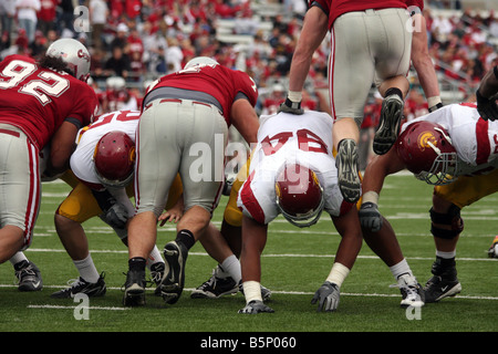 Un lineman difensivo salta sopra un offensiva lineman durante un college football (football americano gioco). Foto Stock