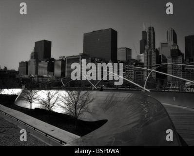 Il Loop come visto da BP (Ponte di Frank Gehry, 2004). Il Millennium Park. Chicago. Illinois. Stati Uniti d'America Foto Stock