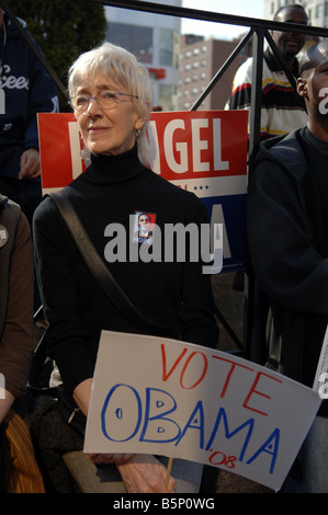 Centinaia di sostenitori rally nella parte anteriore del Harlem membro Edificio per uffici a New York per Barack Obama Foto Stock