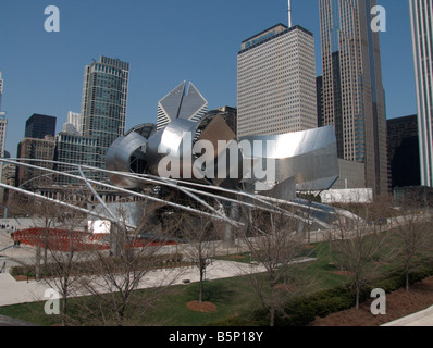 Jay Pritzker Pavilion come visto da BP (Ponte di Frank Gehry, 2004). Il Millennium Park. Chicago. Illinois. Stati Uniti d'America Foto Stock