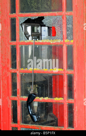 Soggetto ad atti vandalici "casella telefono", rosso telefono, Gran Bretagna, Regno Unito Foto Stock