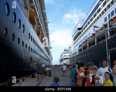 Navi da Crociera ormeggiata nel porto di St Maarten in Philipsburg, Sint Maarten, Antille olandesi, Caraibi Orientali. Foto Stock