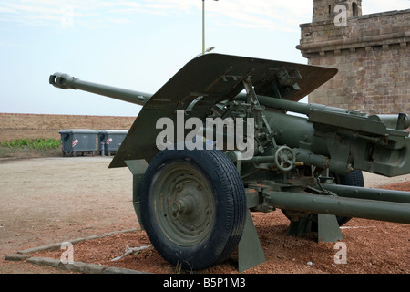 Gun emplacement al Castell de Montjuïc, Barcelona, Spagna guardando fuori sopra la porta del contenitore Foto Stock