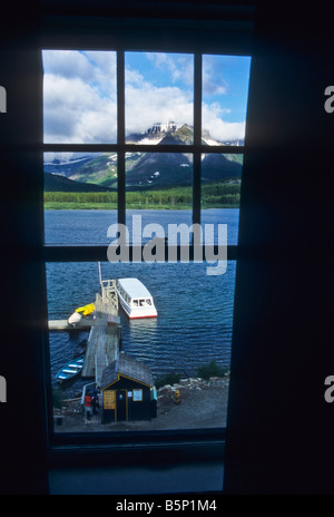 Vista dalla finestra di hotel sul lago nel Parco Nazionale di Glacier, Montana, USA Foto Stock