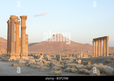 Palmyra rovine romane, con Qalaat Ibn Maan fortezza sulla collina, Siria Foto Stock