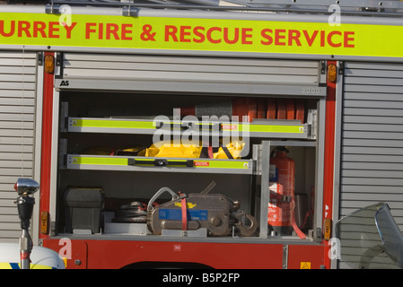 Surrey Fire & Rescue Service Attrezzatura motore armadio Foto Stock