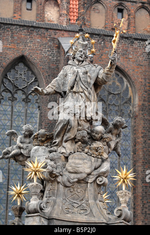 Statua del martire e san Giovanni di Nepomuk fuori "Chiesa della Santa Croce", Wroclaw, Polonia Foto Stock