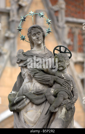 Statua di "Vergine Maria e Gesù bambino al di fuori di Wroclaw è San Giovanni Battista cattedrale, Wroclaw, Polonia Foto Stock