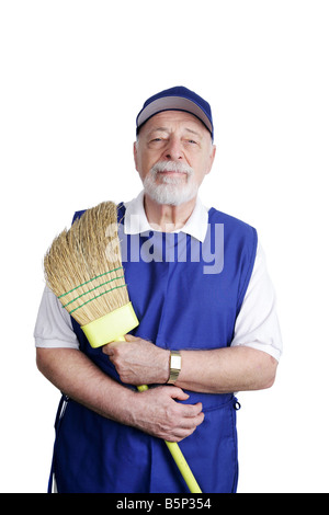 Un anziano uomo che lavora in un negozio di sconto spazzando su isolato su bianco Foto Stock