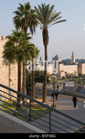 Israele Gerusalemme la città vecchia cinta muraria della città lungomare vicino alla Porta di Jaffa vista con palme e la chiesa della Dormizione in bkgd Foto Stock