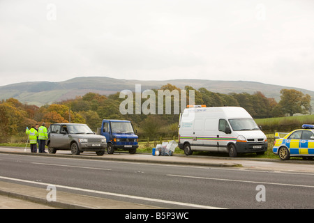 HM Revenue e doganali veicoli arresto vicino a Skipton Regno Unito e immergendo i serbatoi di benzina a test per uso illegale di Diesel rosso Foto Stock