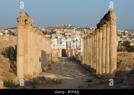 SUD DECUMANUS COLONNADED STREET ROVINE ROMANE JERASH GIORDANIA Foto Stock