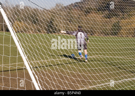 Calcio Amatoriale portiere prendendo obiettivo calcio calciare la palla Foto Stock