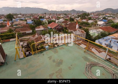 Vista sulla città di Banda Aceh dalla parte superiore del generatore elettrico nave oggetto di pratiche di dumping per via terrestre mediante tsunami. Foto Stock
