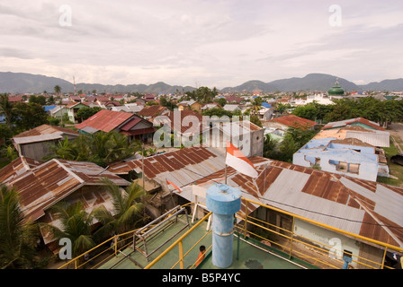 Vista sulla città di Banda Aceh dalla parte superiore del generatore elettrico nave oggetto di pratiche di dumping per via terrestre mediante tsunami. Foto Stock