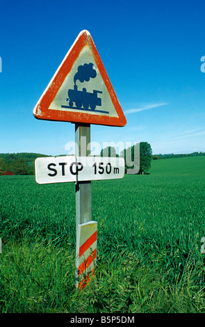 Vecchia strada ferrovia segno / attraversamento stradale avvertenza - sud-Touraine, Francia. Foto Stock