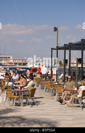 La gente all'aperto bere e rilassarsi al di fuori Pavement Cafe Marina Miramar Santa Pola Spagna Foto Stock