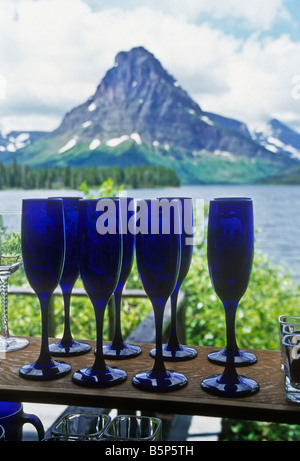 Vista dalla finestra di hotel sul lago nel Parco Nazionale di Glacier, Montana, USA vino acqua picco ghiacciaio neve Foto Stock