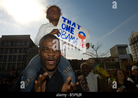 Centinaia di sostenitori rally nella parte anteriore del Harlem membro Edificio per uffici a New York per Barack Obama Foto Stock