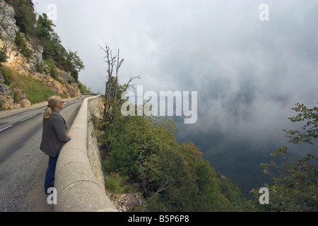 Le donne di ammirare la vista sulla montagna da Col de Rousset nel Vercors,un parco nazionale in Francia Foto Stock