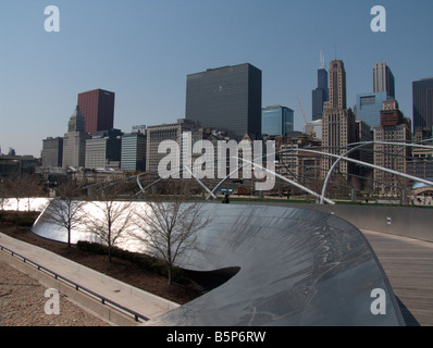 Il Loop come visto da BP (Ponte di Frank Gehry, 2004). Il Millennium Park. Chicago. Illinois. Stati Uniti d'America Foto Stock