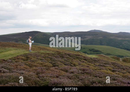 Il camminatore femmina la consultazione di una mappa su Offas Dyke percorso nei pressi di mold flintshire Galles Foto Stock