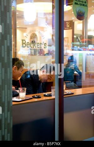 Uomini d'affari giapponesi in un ristorante di Akihabara, Tokyo, Giappone Foto Stock