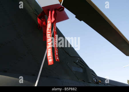 Rimuovere prima del volo tag di sicurezza su elicotteri militari a open day Foto Stock